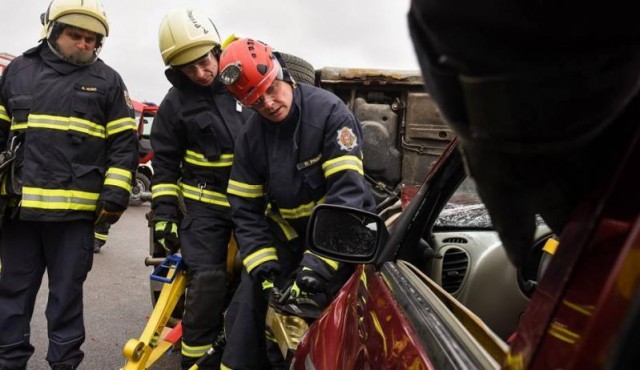Pahor je prijel za hidravlično orodje in pomagal pri reševanju poškodovanih oseb iz vozila