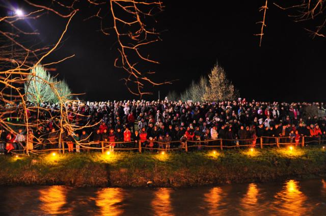 BOŽIČNA NOČ PRI IVANOVEM IZVIRU NA RAZKRIŽJU