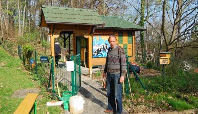 Čiščenje in urejanje čebelnjaka Čiščenje in urejanje čebelnjaka
