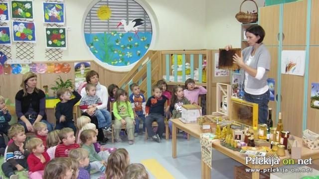 Čebelarka na obisku v vrtcu Križevci Čebelarka na obisku v vrtcu Križevci