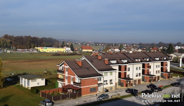 Stanovanjski blok severozahodno, daleč v ozadju G. Radgona