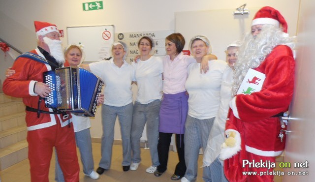 Skupna pesem pred kuhinjo, foto: Marija Erveš Skupna pesem pred kuhinjo, foto: Marija Erveš