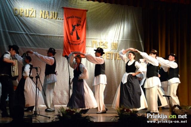 Druži naju ples in petje Druži naju ples in petje