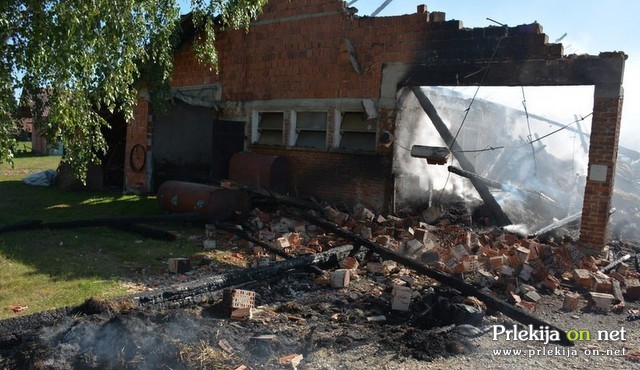 Borkovi so ostali brez gospodarskega poslopja Borkovi so ostali brez gospodarskega poslopja