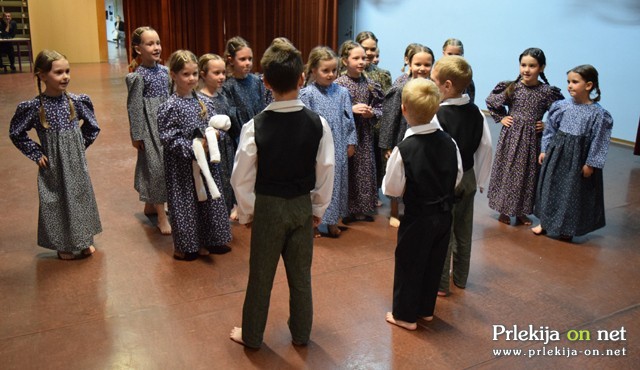 Območno srečanje vrtčevskih folklornih skupin Območno srečanje vrtčevskih folklornih skupin
