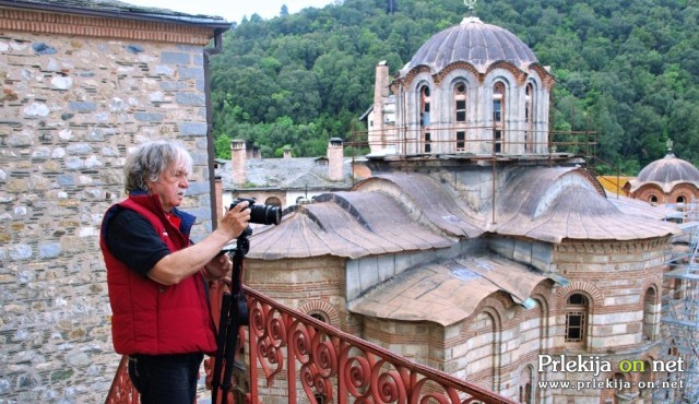 Rade Bakračević pri snemanju samostana Hilandar