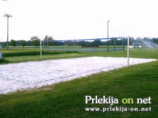 Igrišče za odbojko na mivki v športnem parku na Cvenu. Igrišče za odbojko na mivki v športnem parku na Cvenu.