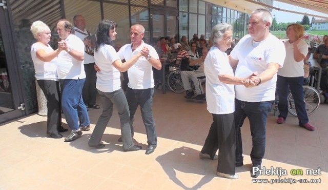 Nastop folklorne skupine v DOSOR-ju Nastop folklorne skupine v DOSOR-ju