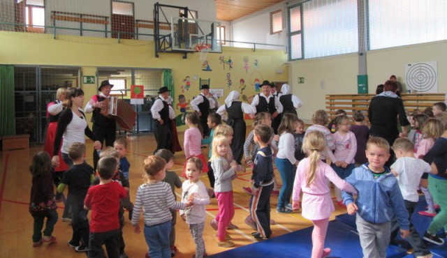 Folkloristi zaplesali z otroki Folkloristi zaplesali z otroki
