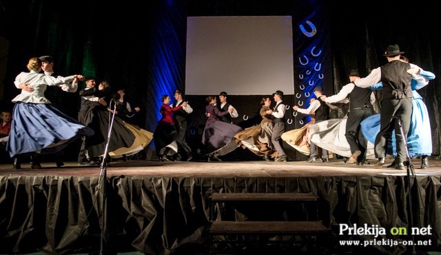 Folklorni večer Skozi mlade oči Folklorni večer Skozi mlade oči