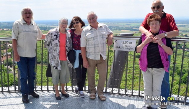 Na razgledni ploščadi stolpa Vinarium