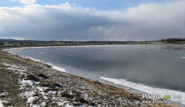 Zamrznjeno Gajševsko jezero Zamrznjeno Gajševsko jezero