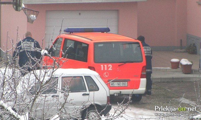 Gasilci s streh odstranjevali žled in ledene sveče