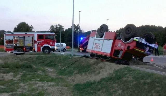 Gasilsko vozilo na strehi, foto: Štajerski tednik