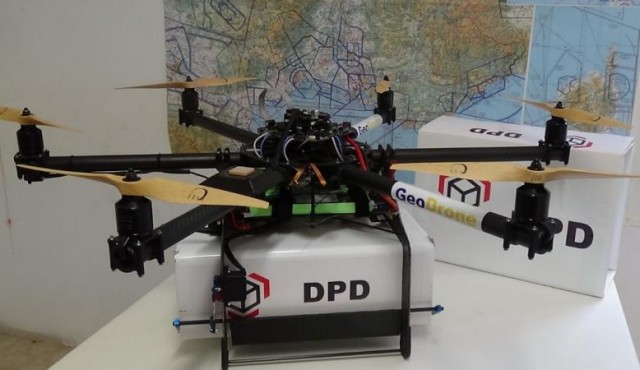 Dron (GeoDrone) za dostavo pošte, foto: Philippe Cassan Dron (GeoDrone) za dostavo pošte, foto: Philippe Cassan