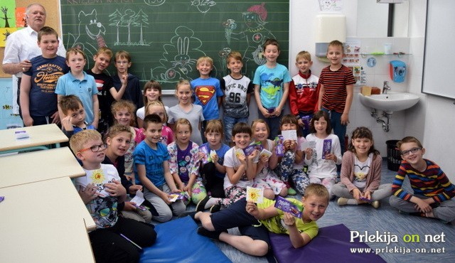 26 novosprejetih drugošolk in drugošolcev 26 novosprejetih drugošolk in drugošolcev