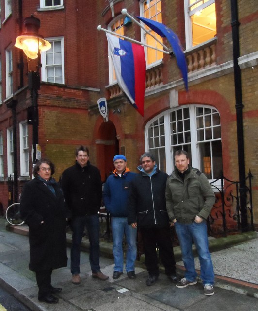 Phillip Bergson, Peter Beznec, Milan Hlebec, Miha Mehtsun in Borut Horvat pred SLO ambasado Phillip Bergson, Peter Beznec, Milan Hlebec, Miha Mehtsun in Borut Horvat pred SLO ambasado