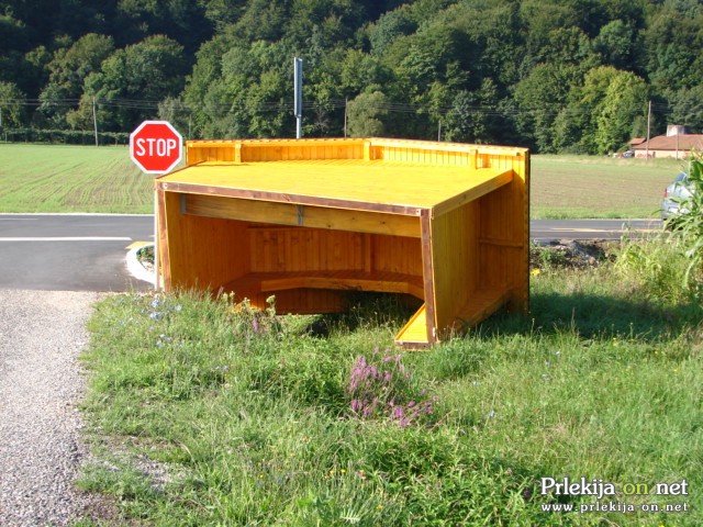 Hišica v jarku Hišica v jarku