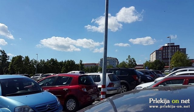 Parkirišče pred murskosoboško bolnišnico Parkirišče pred murskosoboško bolnišnico