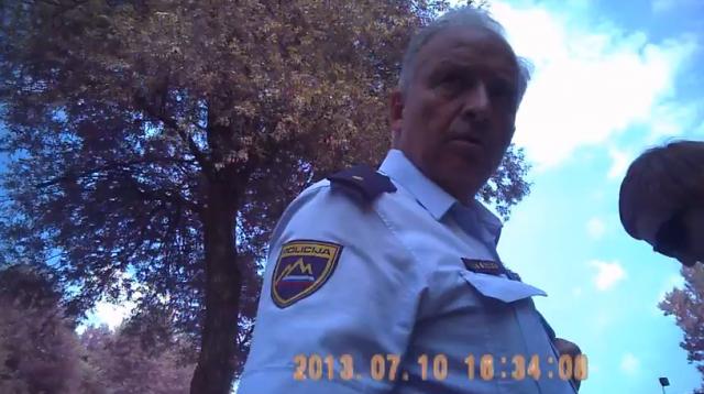 Posnetek prikazuje ravnanje policistov do tujca, ki želi prečkati mejo, na maloobmejnem prehodu Hotiza Posnetek prikazuje ravnanje policistov do tujca, ki želi prečkati mejo, na maloobmejnem prehodu Hotiza