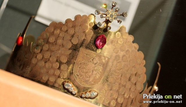 Krona, ki jo je nosila prva vinska kraljica na območju Jugoslavije Sonja Lipič Krona, ki jo je nosila prva vinska kraljica na območju Jugoslavije Sonja Lipič