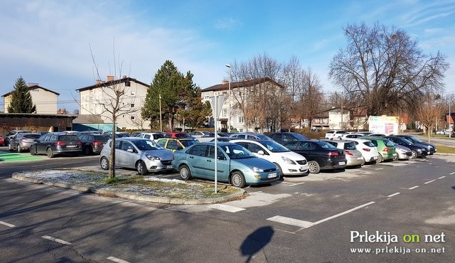 V soboto je parkirišče bilo polno V soboto je parkirišče bilo polno