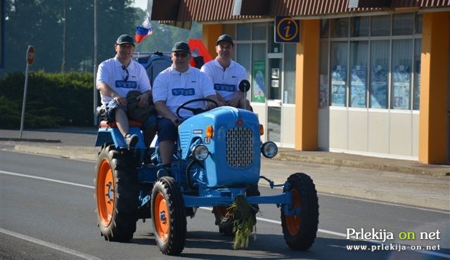 S traktorjem iz Prekmurja v Posočje S traktorjem iz Prekmurja v Posočje