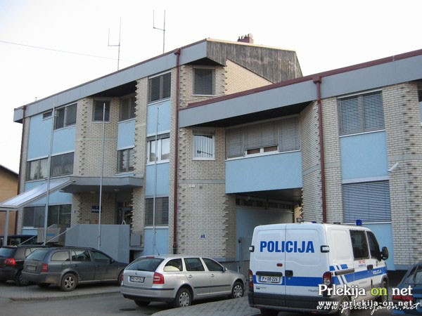 Prebežnika sta pobegnila skozi okno in sicer tako, da sta poškodovala kovinske rešetke prostora, kjer sta bila pridržana Prebežnika sta pobegnila skozi okno in sicer tako, da sta poškodovala kovinske rešetke prostora, kjer sta bila pridržana