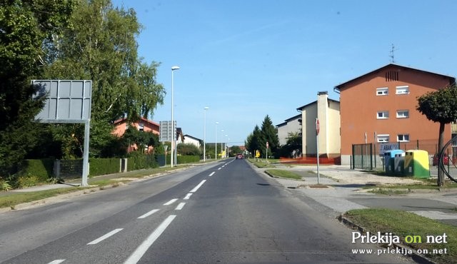 Kolesarska steza bo na obeh straneh ceste Kolesarska steza bo na obeh straneh ceste