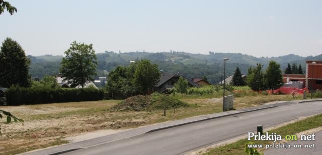 Oporni zid bo končan predvideno do sredine julija 2013 Oporni zid bo končan predvideno do sredine julija 2013