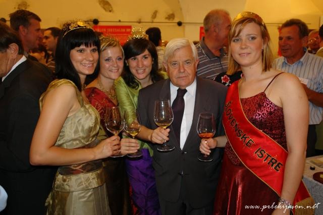 Milan Kučan v družbi vinskih kraljic