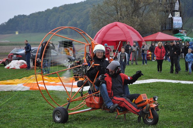 Tekmovanje jadralno motornih padalcev