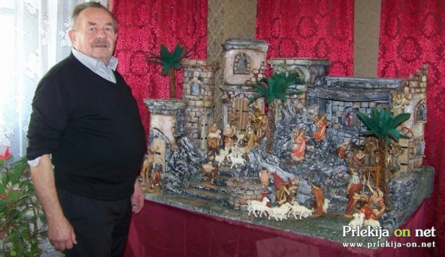 Franček Plohl je uredil zbirko jaslic Franček Plohl je uredil zbirko jaslic