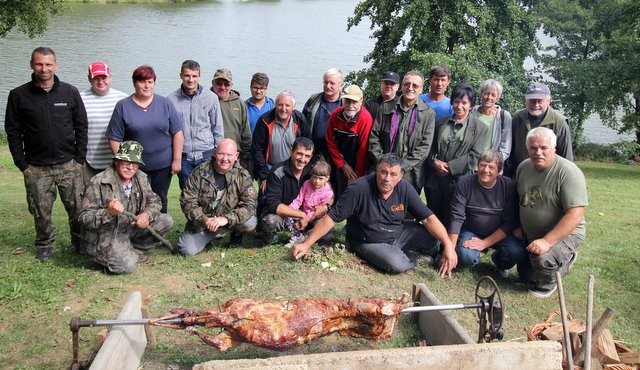 Skupina ribičev ob Blaguškem jezeru