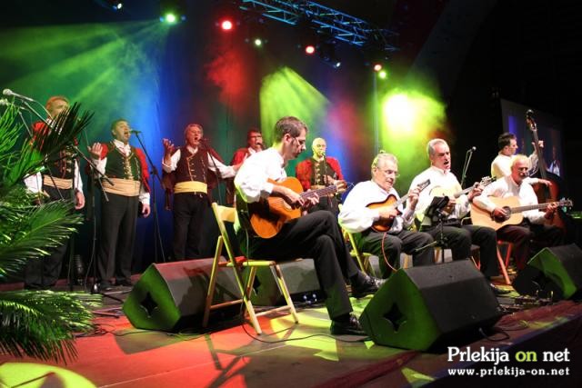 Klapa Maslina je za konec zapela in zaigrala Slakovo V dolini tihi in Avsenikovo Slovenija od kod lepote tvoje