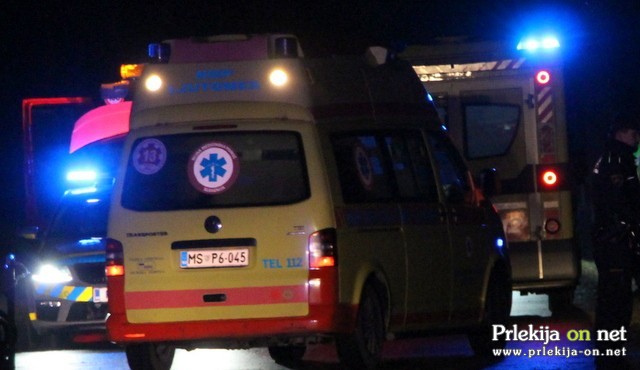 Z reševalnim vozilom je bil odpeljan v bolnišnico Z reševalnim vozilom je bil odpeljan v bolnišnico