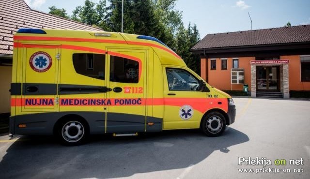 Reševalci NMP Ormož so poškodovanega kolesarja oskrbeli in odpeljali v UKC Maribor