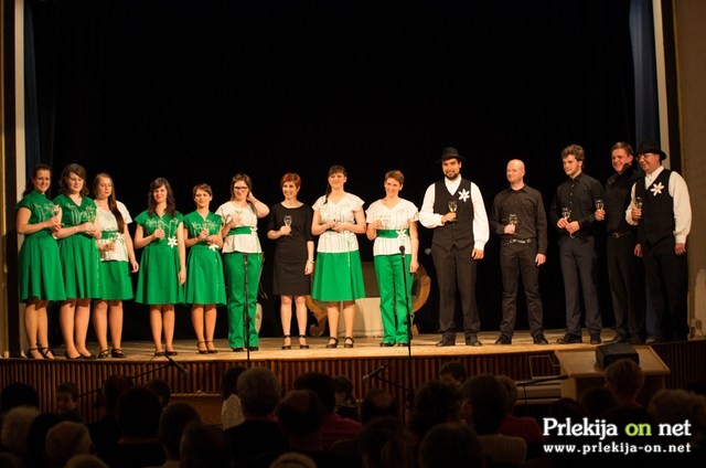 Vokalna skupina Leščeček v novih oblekah, foto: Danilo Ivančič