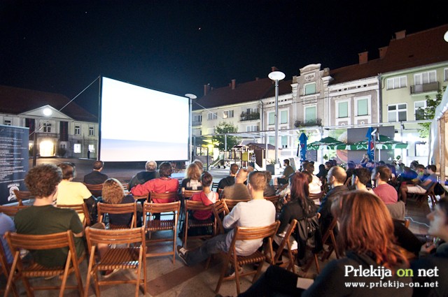 Filme si lahko ogledate v družbi ali sami