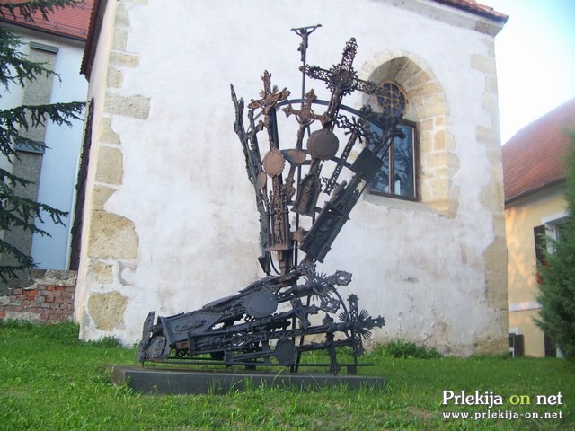 Skulptura pred cerkvijo v Križevcih