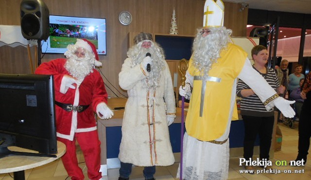 Decembrski popoldan s karaokami Decembrski popoldan s karaokami