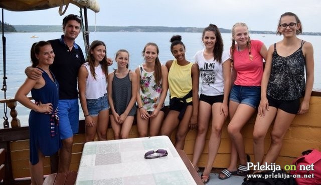 Kapitan Bojan Šimon s Plesno skupino Urška Pomurje Kapitan Bojan Šimon s Plesno skupino Urška Pomurje