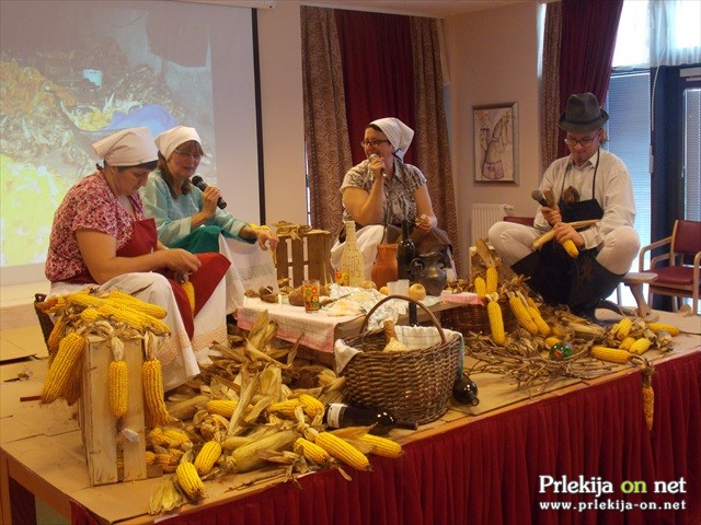 Ličkanje koruze v DOSOR-ju Ličkanje koruze v DOSOR-ju