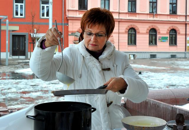 Sladke palačinke je pekla Milica Makoter Sladke palačinke je pekla Milica Makoter