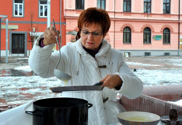 Sladke palačinke je pekla Milica Makoter