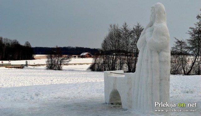 Snežna skulptura Marije