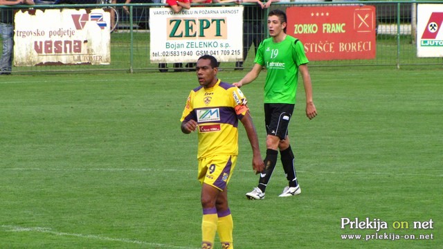 Marcos Tavares je zadel za 2:0 Marcos Tavares je zadel za 2:0
