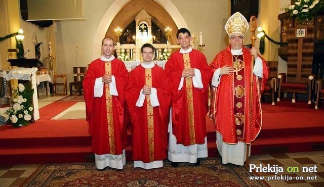 Mašniško posvečenje v soboški stolnici Mašniško posvečenje v soboški stolnici