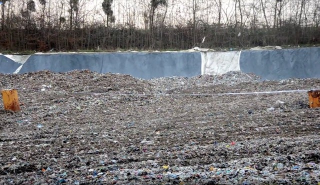 Prizorišče je zavarovano s trakom Prizorišče je zavarovano s trakom