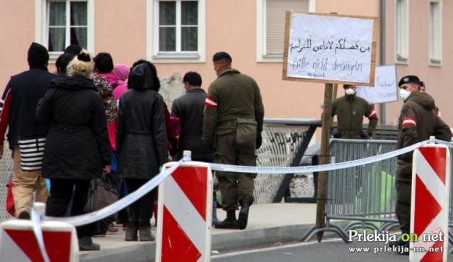 Prebežniki so se sprli med čakanjem na vstop v Avstrijo